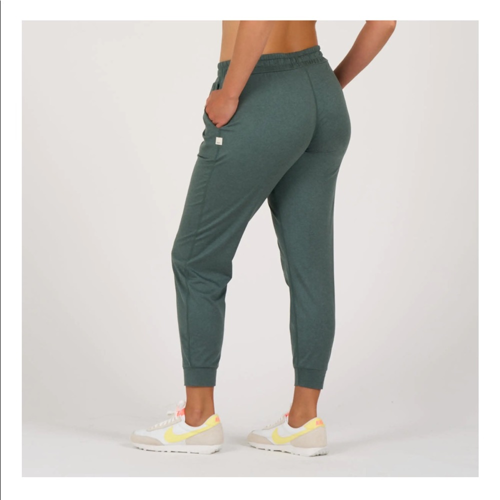 Vuori Performance Jogger in Kelp Heather